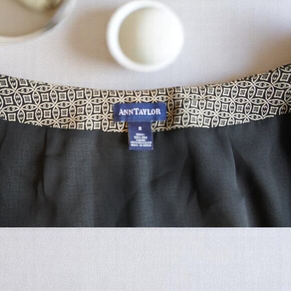 Sophisticated Geometric Print Mini Skirt - Modern Monochrome Elegance - Picture 5 of 7